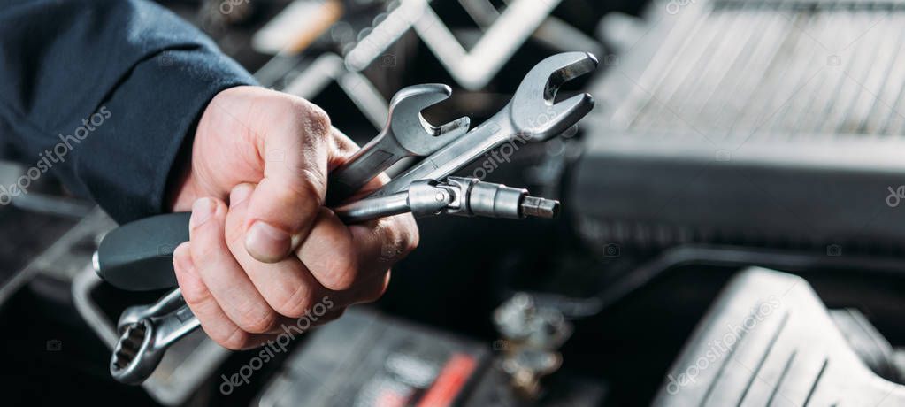 Taller mecánico con herramientas y vehículo en reparación